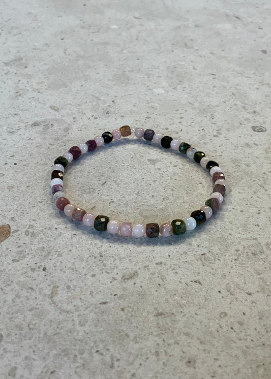 Armbånd i turmalin og pink opal