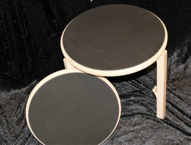 Sofabord/ sidebord. Lille rundt bord på tre ben, fremstillet i lys birketræsfinér, med linoleumsoverflade.