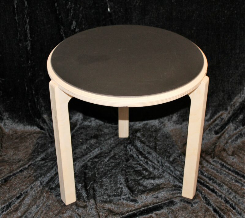Sofabord/ sidebord. Lille rundt bord på tre ben, fremstillet i lys birketræsfinér, med linoleumsoverflade.