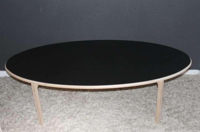 Ovalt sofabord med linoleumsbelægning.